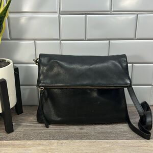 1008-17 Margot black leather crossbody